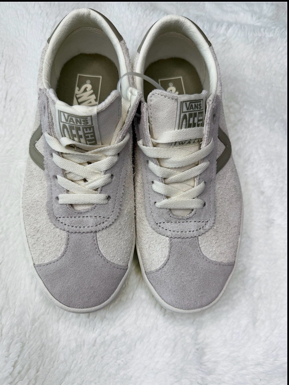 Vans Women/Men Suede Low-Top Sneakers in Light Gray and White - Picture 2 of 6